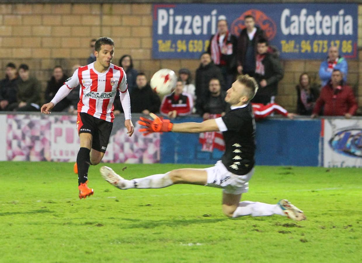 Así, consolidando lo de casa y fijando puntos en el exterior, es como la UDL ha vuelto a hacer acopio de vitamina de ilusión para tratar de enganchar con las plazas del play off de ascenso. Los tres puntos que vinieron ayer de Amorebieta (1-3) han sido oro molido. 