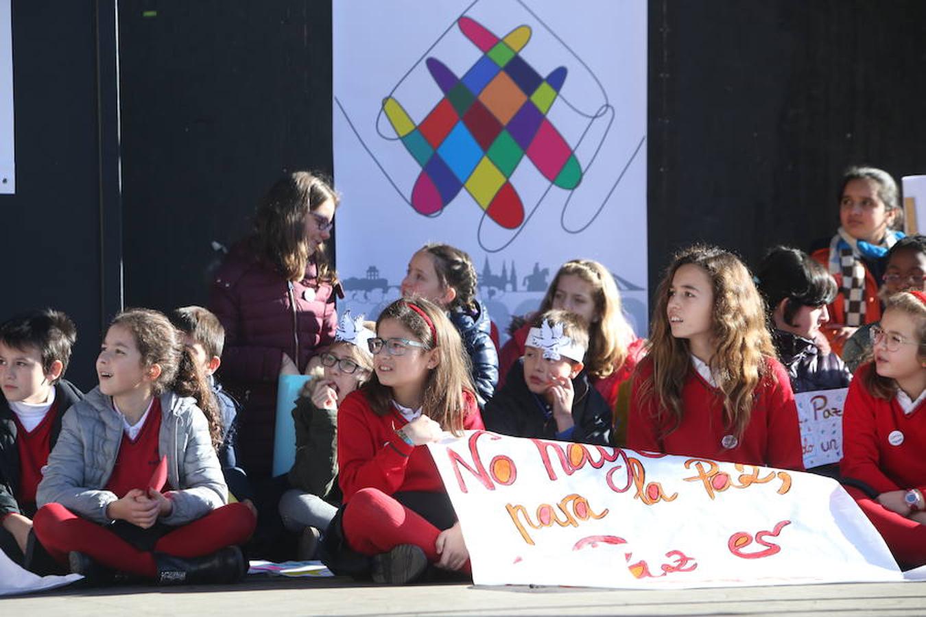 Casi un millar de escolares de nueve colegios logroñeses han participado hoy en una escenificación, en la plaza del Ayuntamiento de la capital riojana, para fomentar la tolerancia y la convivencia, durante la celebración del Día de la Paz y la No Violencia, bajo el lema "Convive Logroño".