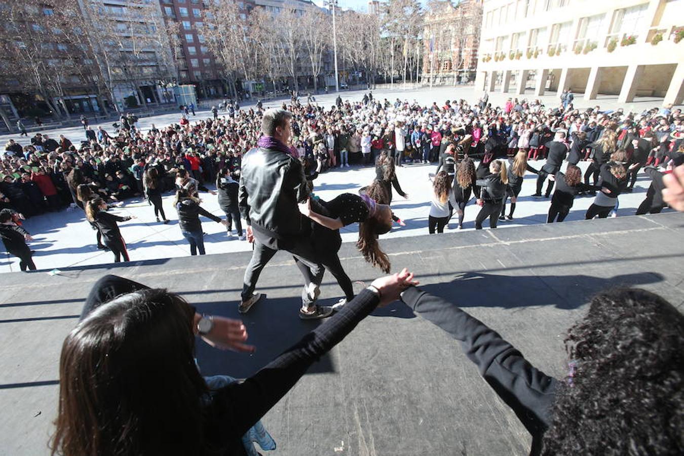 Casi un millar de escolares de nueve colegios logroñeses han participado hoy en una escenificación, en la plaza del Ayuntamiento de la capital riojana, para fomentar la tolerancia y la convivencia, durante la celebración del Día de la Paz y la No Violencia, bajo el lema "Convive Logroño".