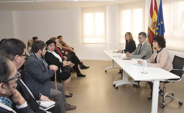 Reunión de respresentantes del Gobierno de La Rioja con la comunidad gitana. 