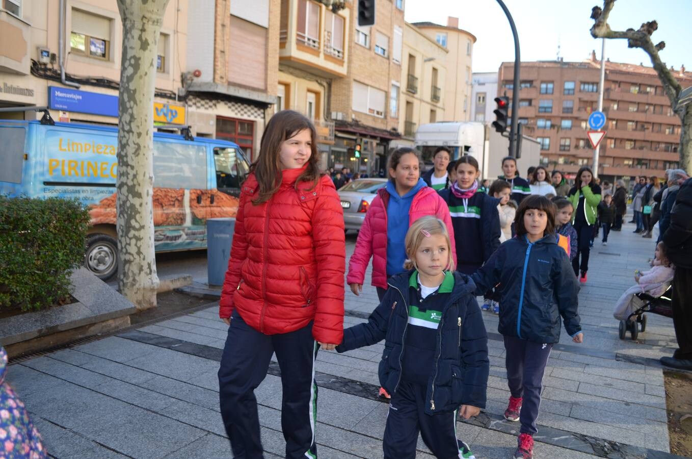  El colegio Teresianas ha realizado este martes una marcha por la paz por el centro de Calahorra