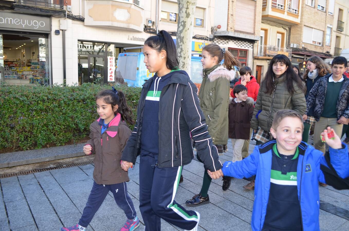  El colegio Teresianas ha realizado este martes una marcha por la paz por el centro de Calahorra