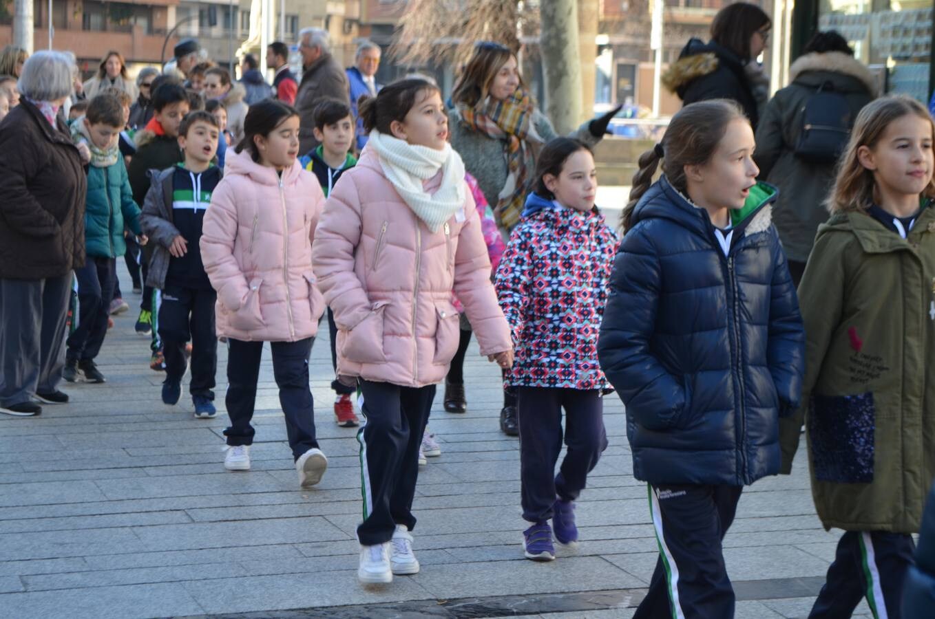  El colegio Teresianas ha realizado este martes una marcha por la paz por el centro de Calahorra