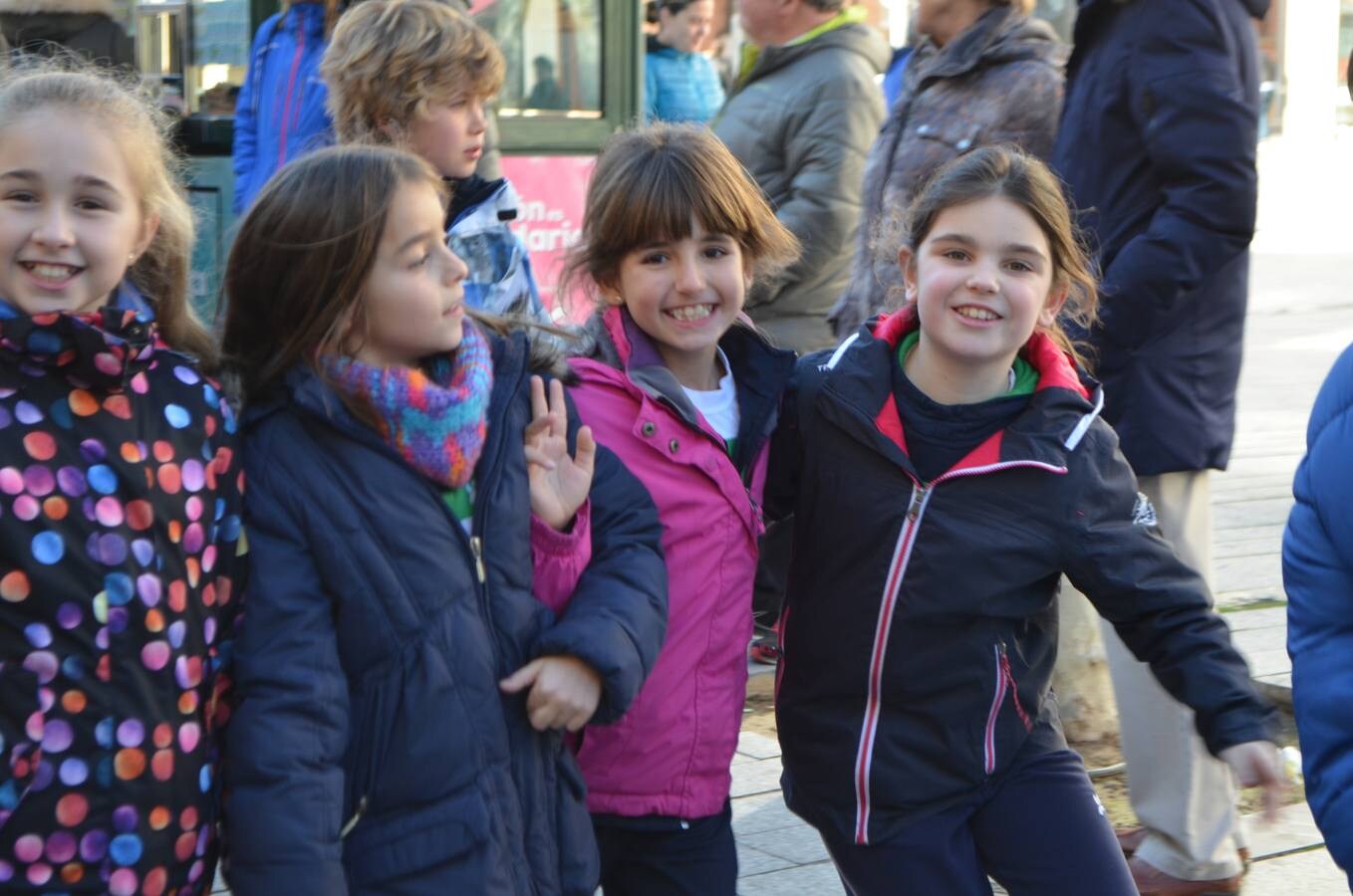  El colegio Teresianas ha realizado este martes una marcha por la paz por el centro de Calahorra