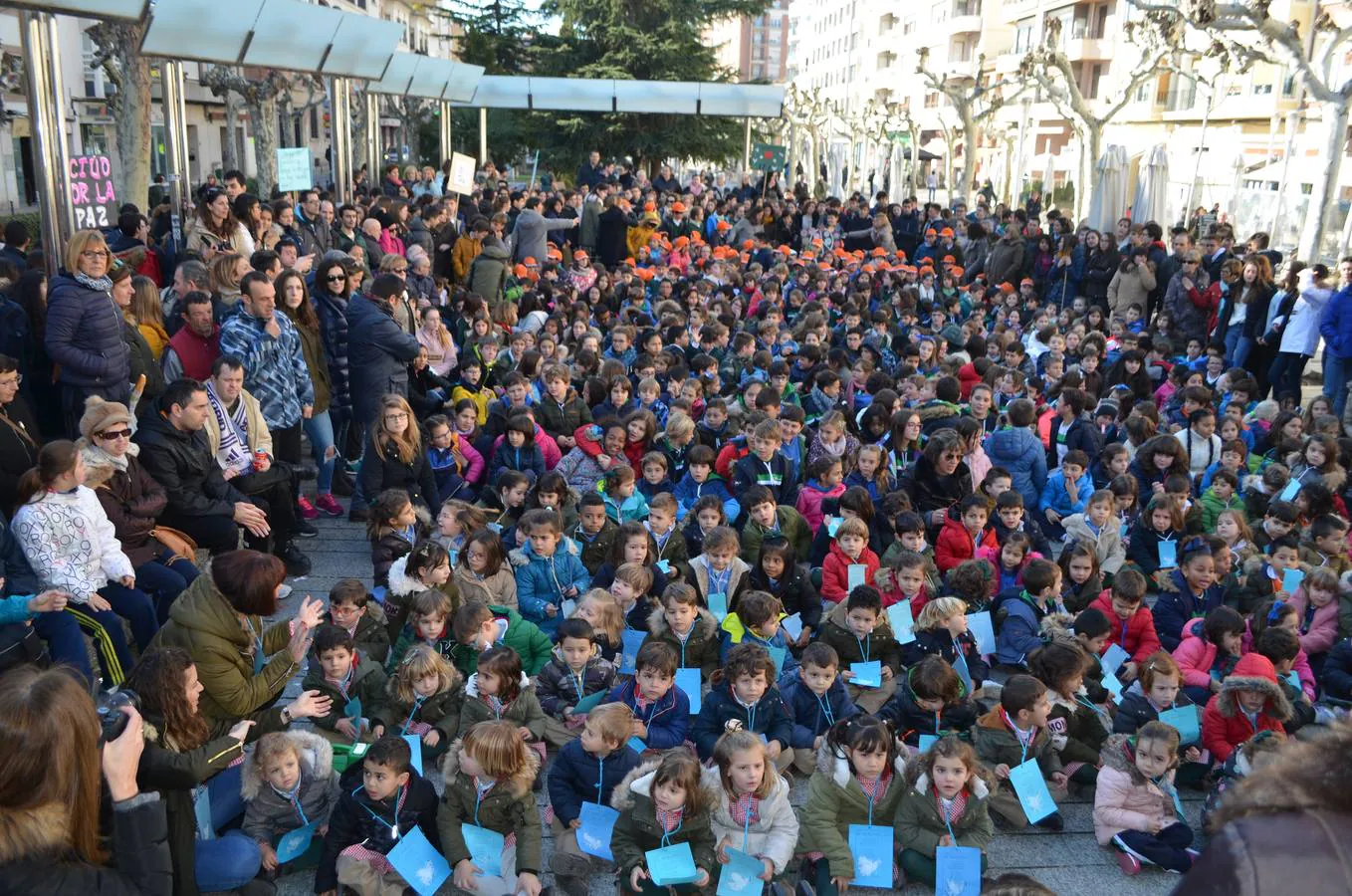  El colegio Teresianas ha realizado este martes una marcha por la paz por el centro de Calahorra