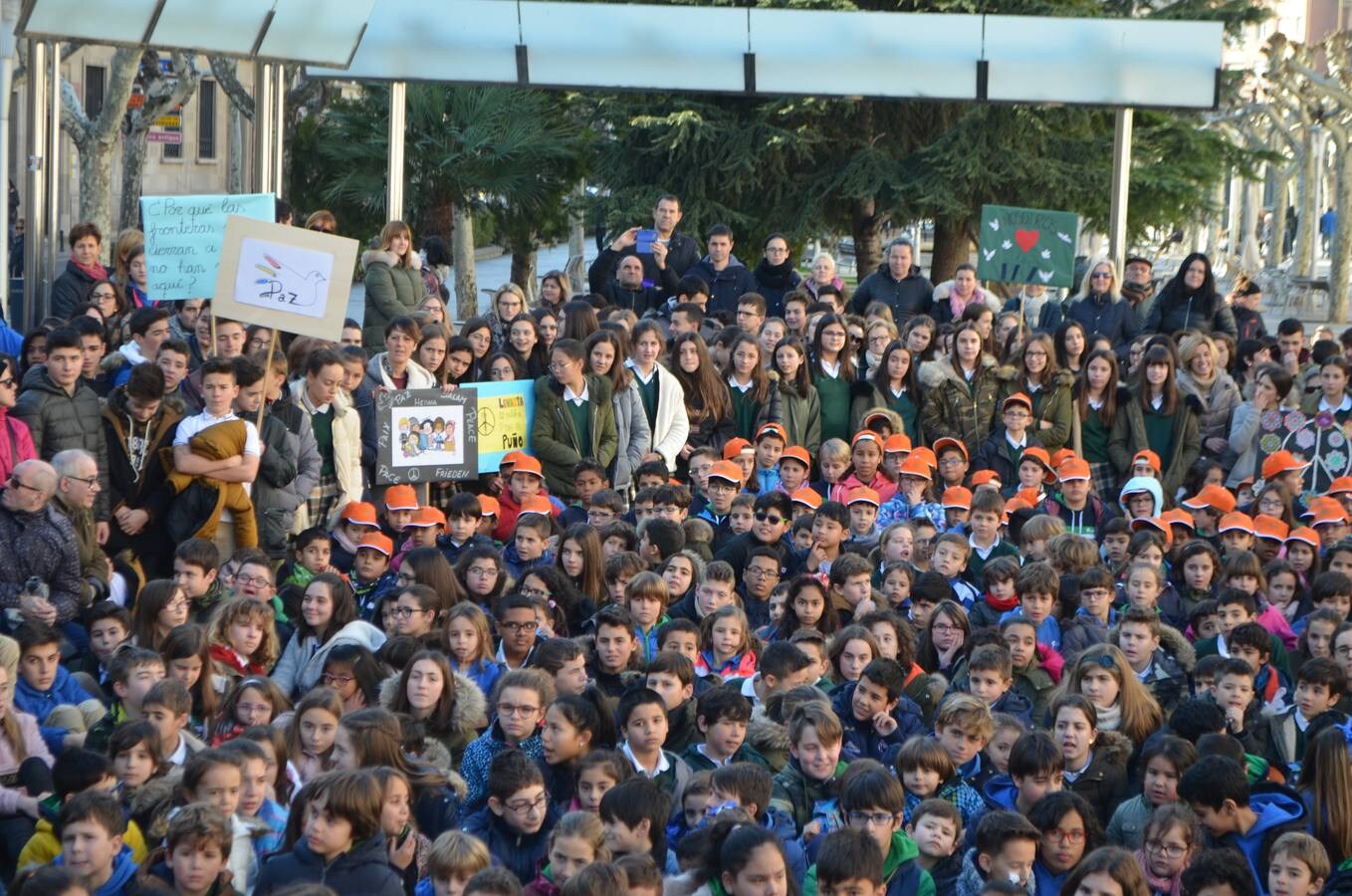  El colegio Teresianas ha realizado este martes una marcha por la paz por el centro de Calahorra