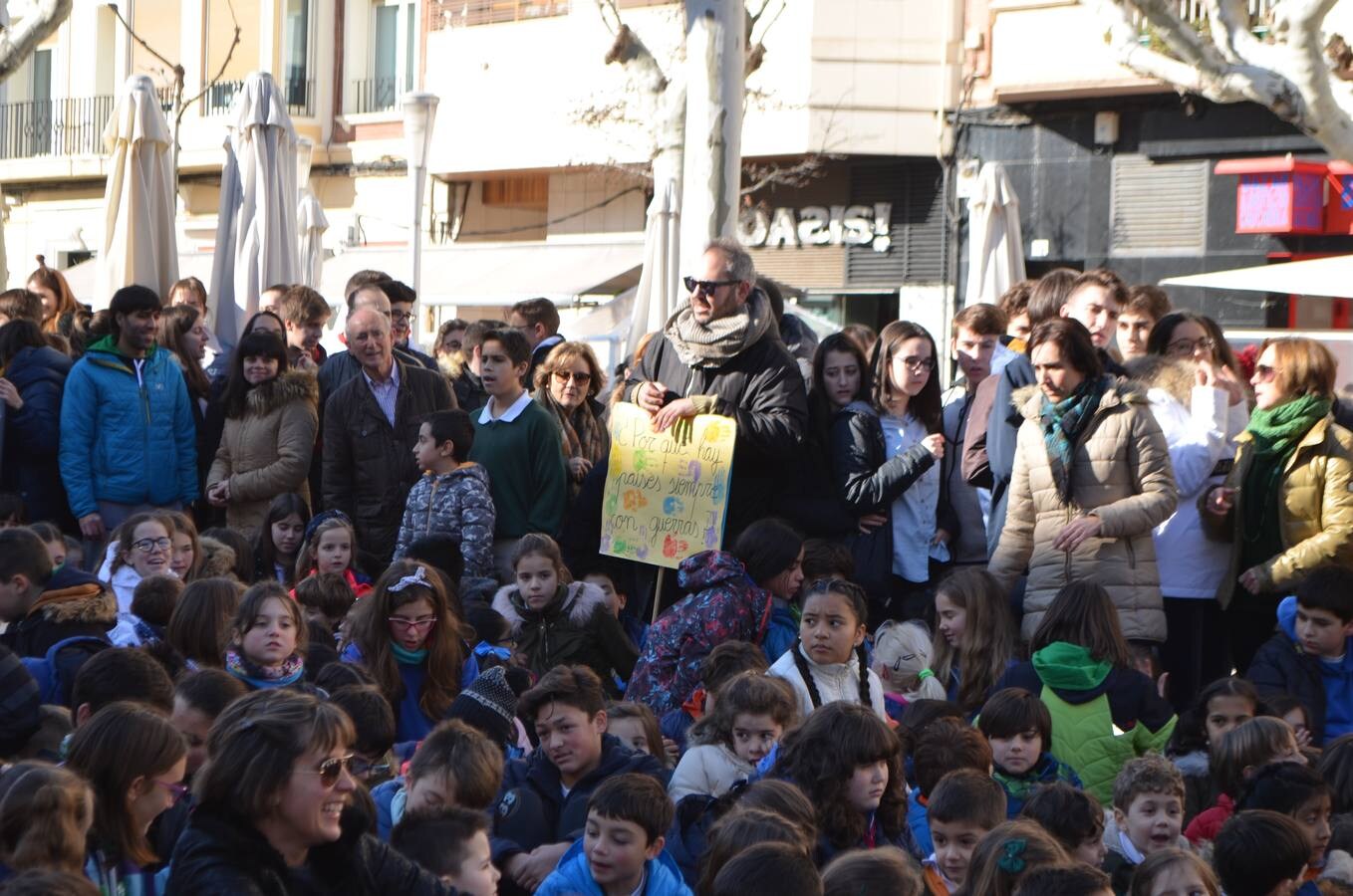  El colegio Teresianas ha realizado este martes una marcha por la paz por el centro de Calahorra