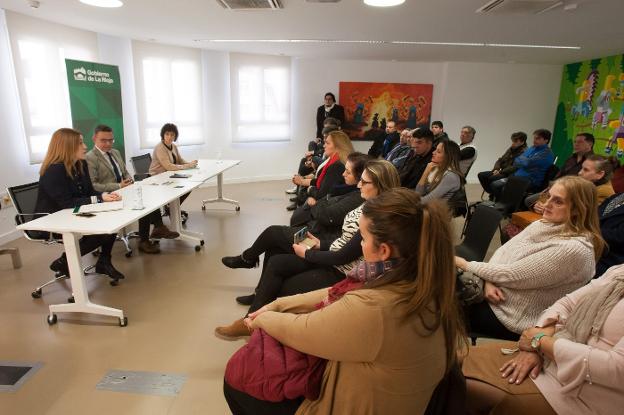 Los consejeros Escobar y Martínez Arregui presidieron ayer la reunión con el colectivo gitano de la región. :: díaz uriel 