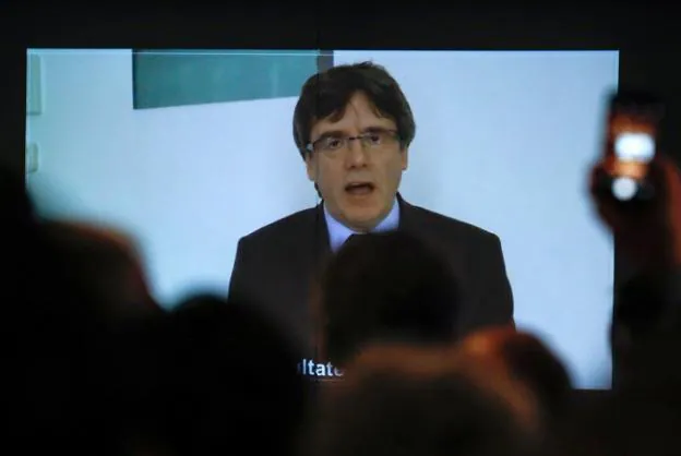 El expresidente catalán, por videoconferencia. :: Yves Herman / reuters