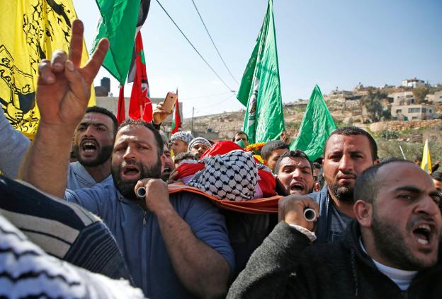 Funeral de un joven palestino abatido esta semana por las tropas israelíes. :: ABBAS MOMANI / afp
