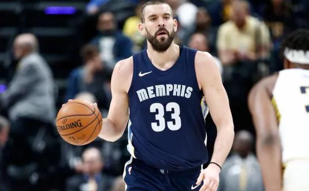 Marc Gasol conduce la pelota ante los Pacers.