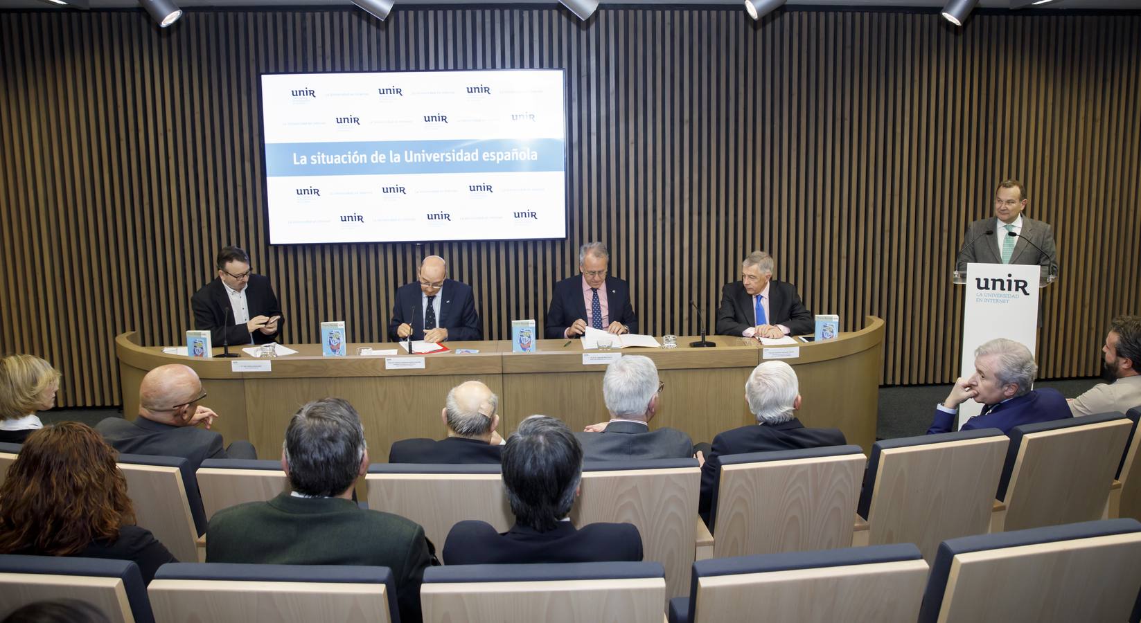 Coloquio sobre la situación actual de la universidad española y sus retos, organizado en Logroño por la Universidad Internacional de La Rioja (UNIR).