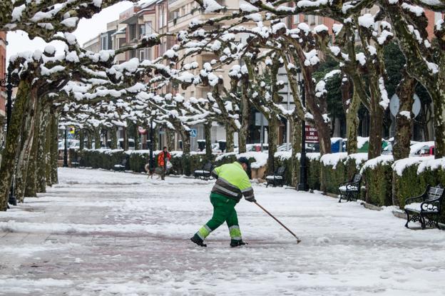 Un operario de limpieza durante las últimas nevadas. :: 