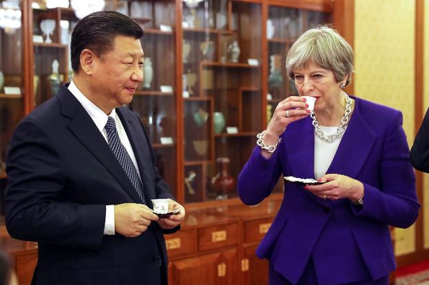 El presidente chino, Xi Jinping, y Theresa May toman café en el complejo residencial para huéspedes diplomáticos de Pekín. :: D. KITWOOD / efe