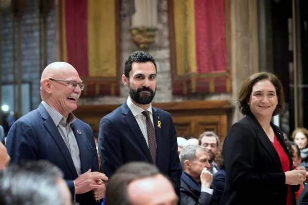 Torrent, junto a Ada Colau y el consejero delegado de GSMA, John Hoffmann, ayer en un acto en Barcelona. :: marta pérez / efe