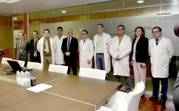 Ceniceros visita a los especialistas que investigan tratamientos contra el cáncer en el CIBIR. 