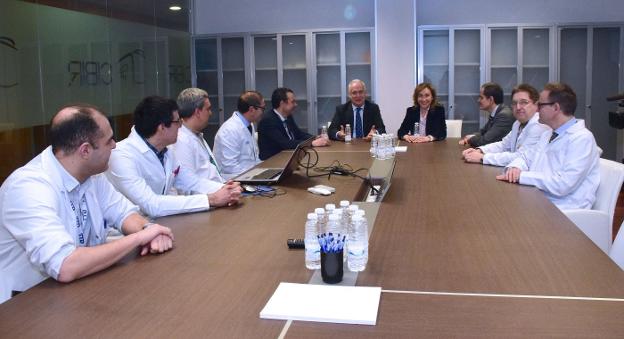 Ceniceros  y Martín, durante la reunión que mantuvieron ayer con investigadores del CIBIR. :: MIGUEL HERREROS