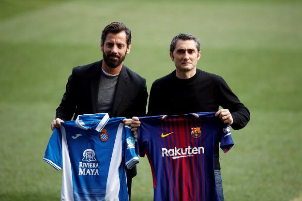 Quique Sánchez Flores y Ernesto Valverde, ayer en la tradicional foto con las camisetas. :: efe