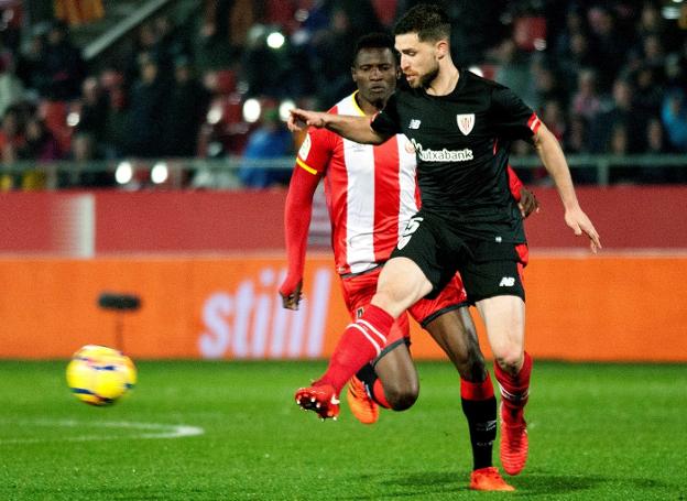 Yeray Álvarez golpea el esférico, en el partido de ayer con el Athletic. :: efe