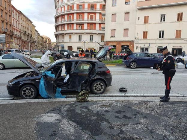 El coche con el que el joven ultra penetró en la localidad de Macerata para perpetrar su ataque. :: reuters
