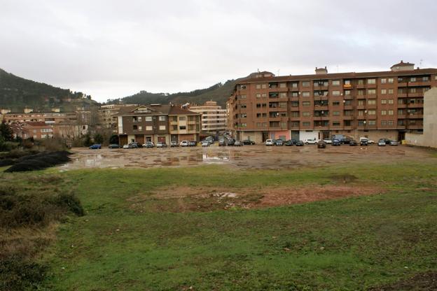 Con el acondicionado del solar se evitarán los baches y sus correspondientes charcos. :: 