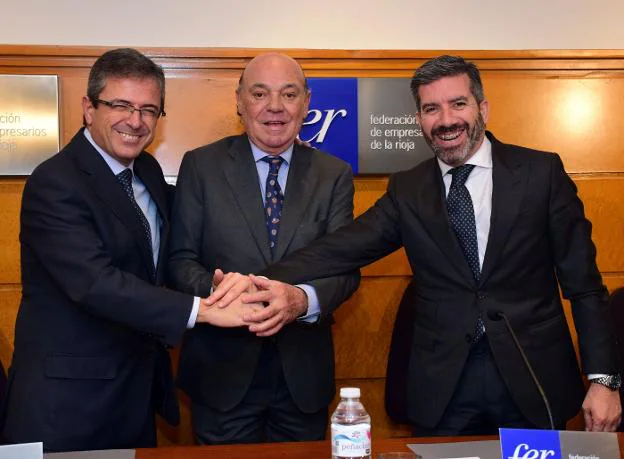 Juan Carlos Lauder y Ricardo Pérez -Bankia- y Jaime García-Calzada, -FER- sellan el acuerdo con un apretón de manos. :: miguel herreros
