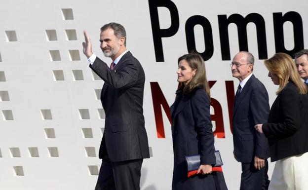 Los Reyes, acompañados de la presidenta de la Junta de Andalucía, Susana Díaz.