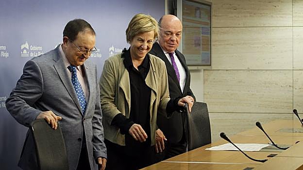 Ruiz Alejos, actual presidente de la Cámara que no se presenta; Leonor González Menorca, consejera de Desarrollo Económico; y Jaime García-Calzada, candidato a presidir la entidad cameral. :: J. Rodríguez