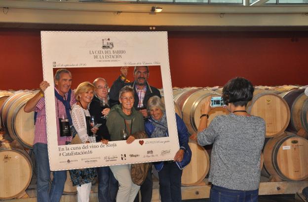 Visita a una bodega durante la segunda edición de La Cata del Barrio de la Estación. ¡