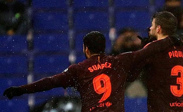 Piqué manda callar a la afición de Cornellà. 