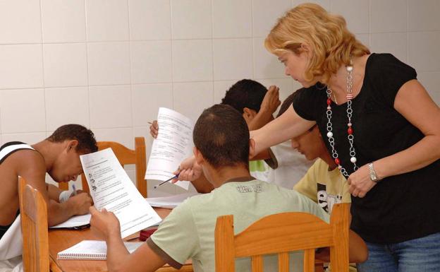 Una profesora enseña a sus alumnos en Melilla. 