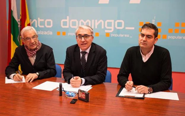 Azpeitia, Garrido y Mena, al presentar ayer el presupuesto. :: albo