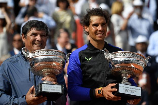 Toni Nadal y Rafa Nadal tras ganar Roland Garros 2017. :: AFP
