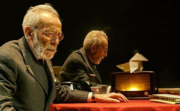 José Luis Gómez transformado en Miguel de Unamuno, en el escenario del Teatro de La Abadía.