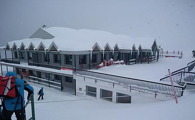 Imagen principal - La nieve llena Valdezcaray de optimismo