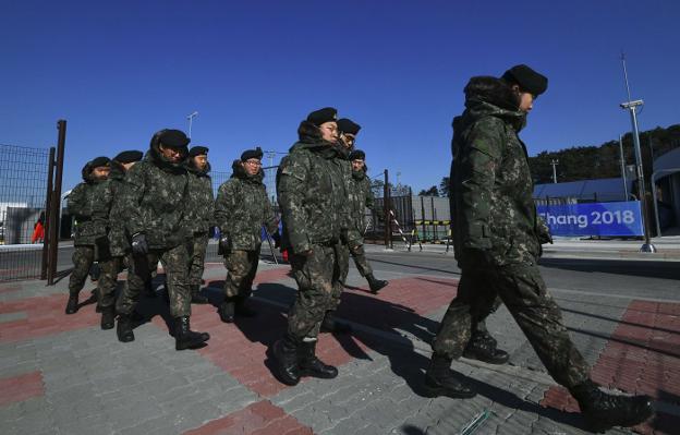 Al rescate. Corea ha desplegado al Ejército para sustituir al personal de seguridad en cuarentena por la epidemia. :: jung Yeon-jeafp