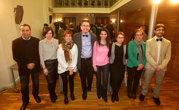 Ana Castellanos, tercera por la izquierda, junto a otros compañeros del Colegio de Periodistas,