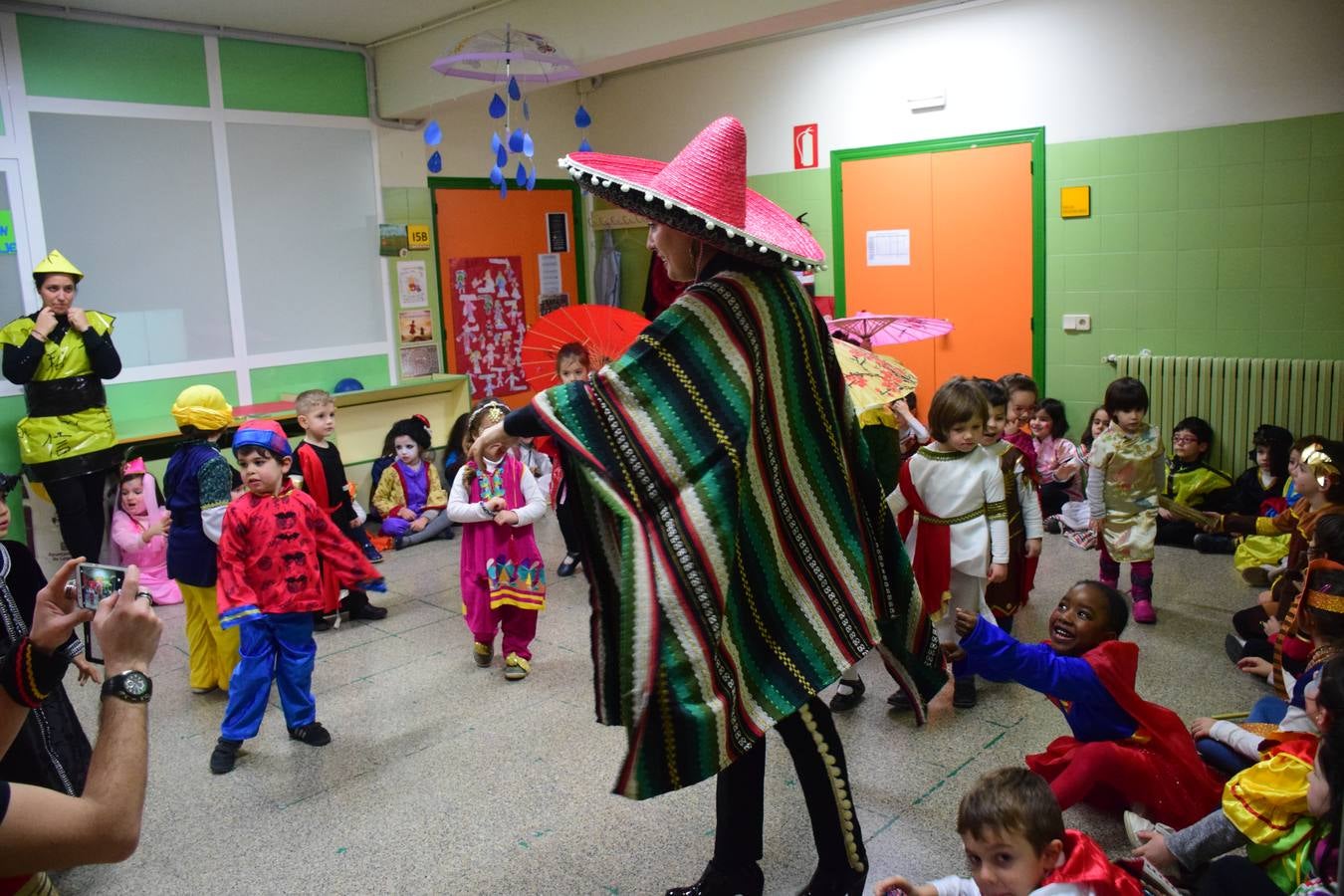 Los profesores también se difrazaron para esta fiesta