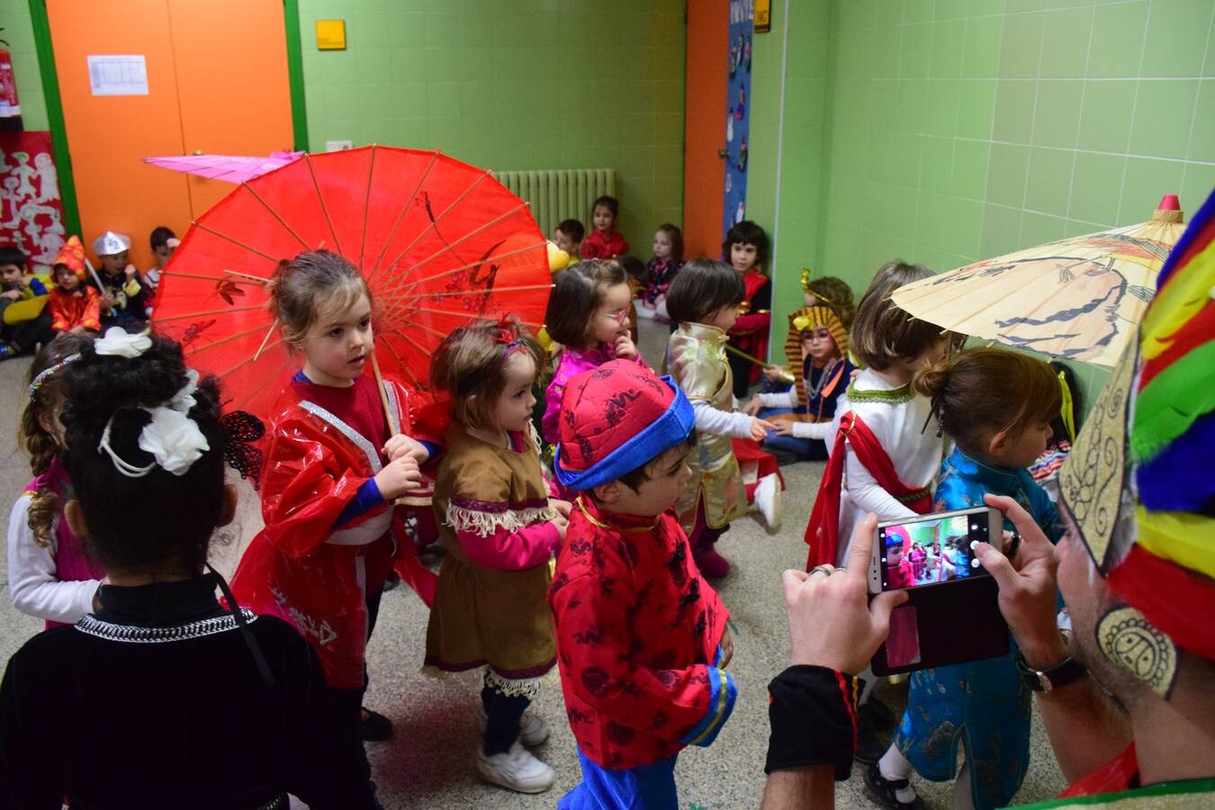 Los profesores también se difrazaron para esta fiesta