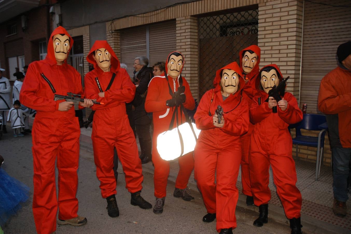 Cervera disfrutó de su desfile de Carnaval, que comenzó con un ligero retraso y del que todos disfrutaron