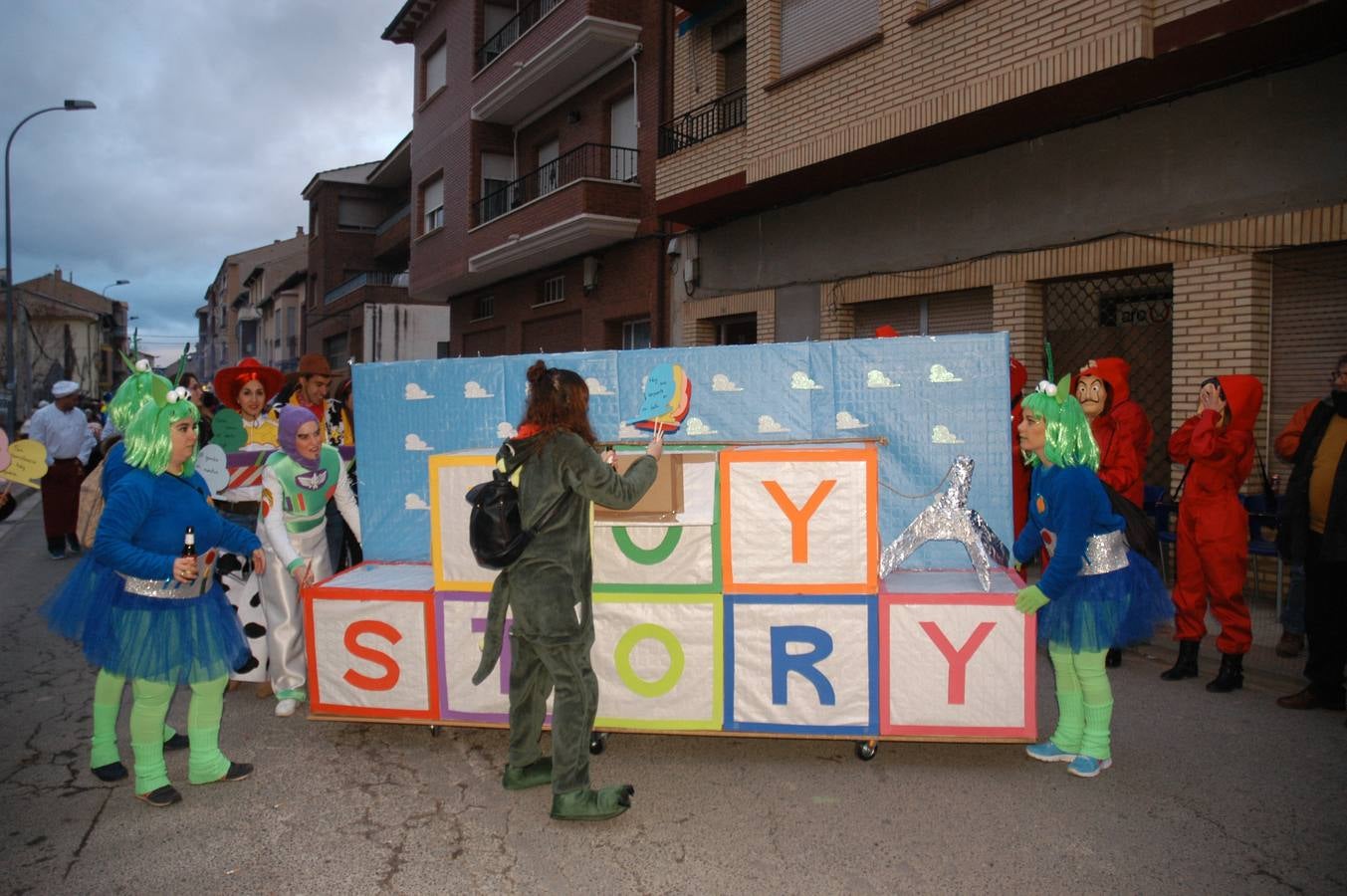 Cervera disfrutó de su desfile de Carnaval, que comenzó con un ligero retraso y del que todos disfrutaron