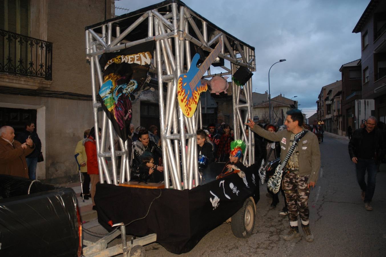 Cervera disfrutó de su desfile de Carnaval, que comenzó con un ligero retraso y del que todos disfrutaron