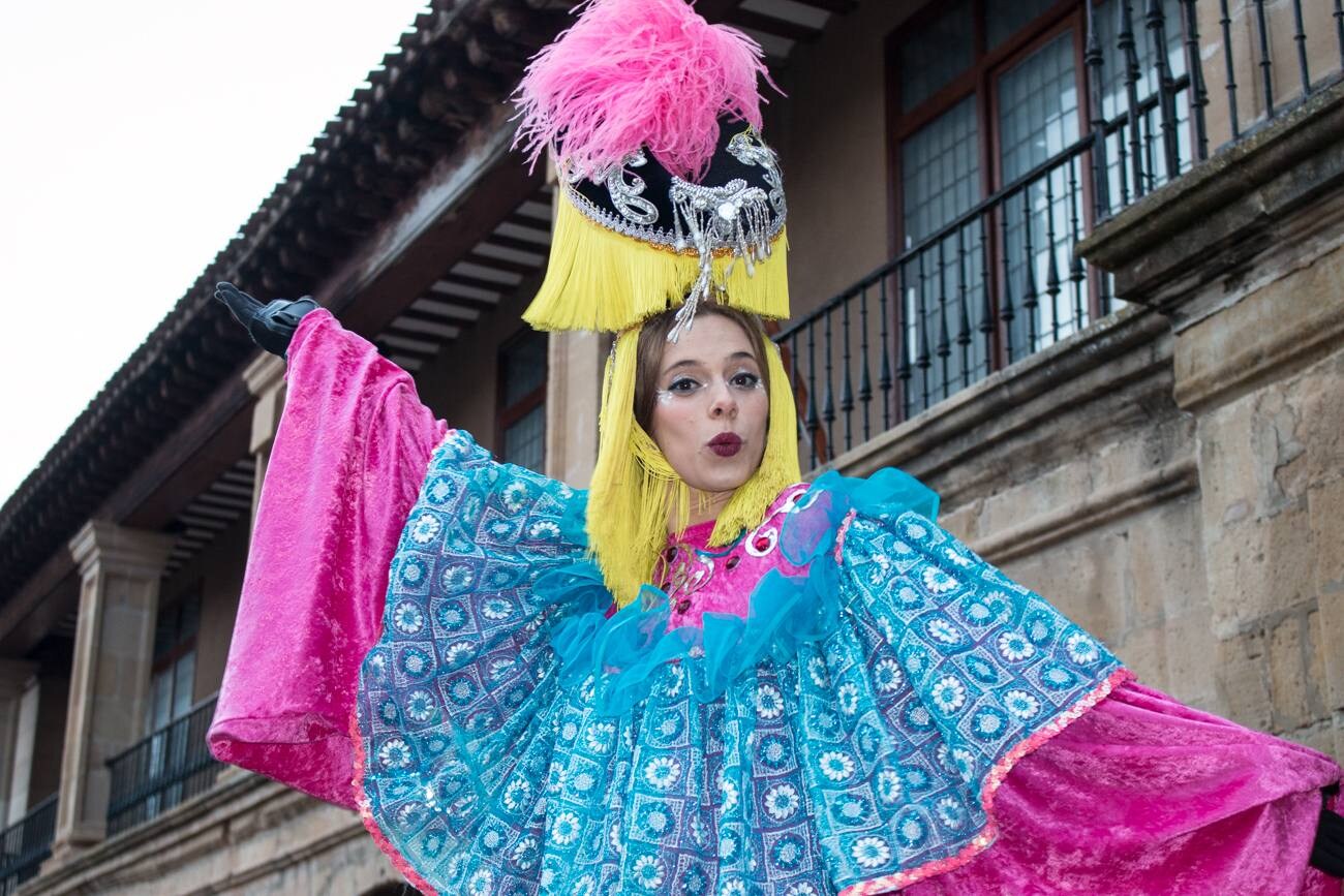 Santo Domingo disfrutó de su carnaval con un gran desfile y la fiesta de disfraces de un día de alegría y celebración