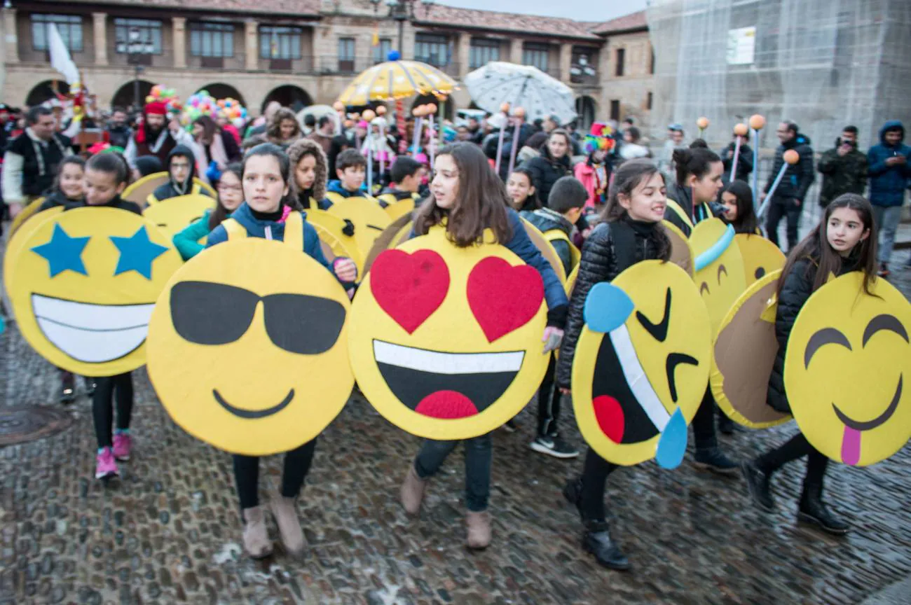 Santo Domingo disfrutó de su carnaval con un gran desfile y la fiesta de disfraces de un día de alegría y celebración