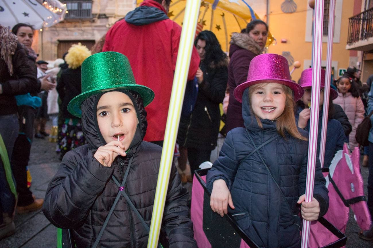Santo Domingo disfrutó de su carnaval con un gran desfile y la fiesta de disfraces de un día de alegría y celebración