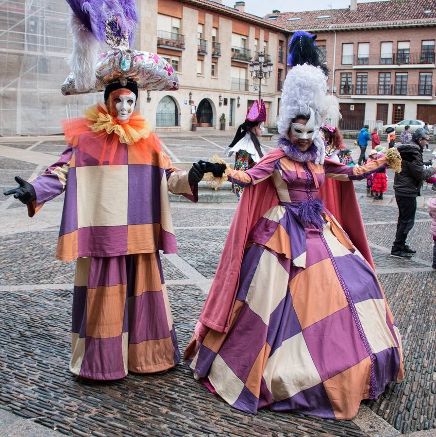 Santo Domingo disfrutó de su carnaval con un gran desfile y la fiesta de disfraces de un día de alegría y celebración