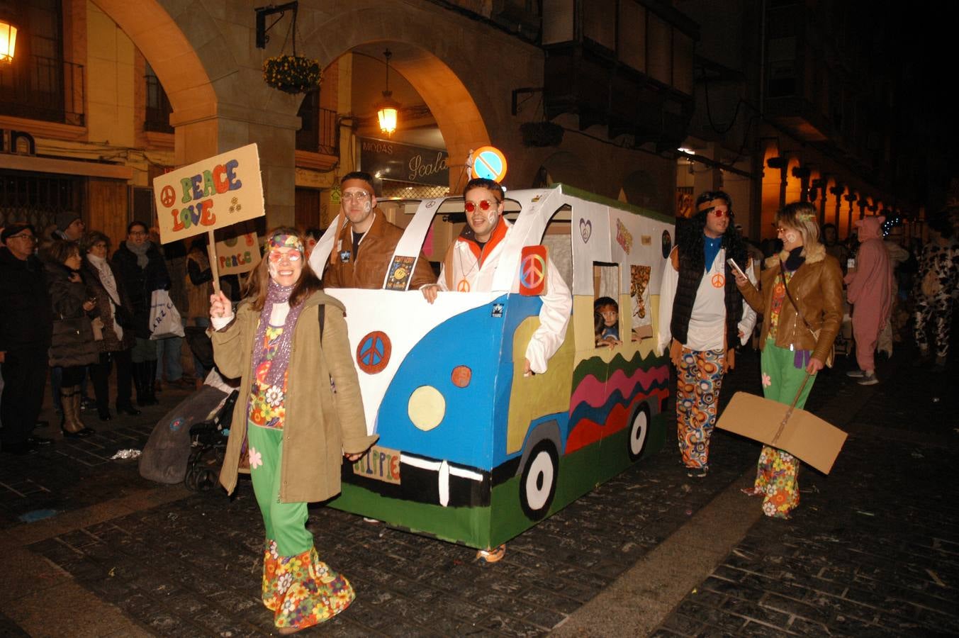 Mucha imaginación en los disfraces de los participantes del desfile de Carnaval de Calahorra.