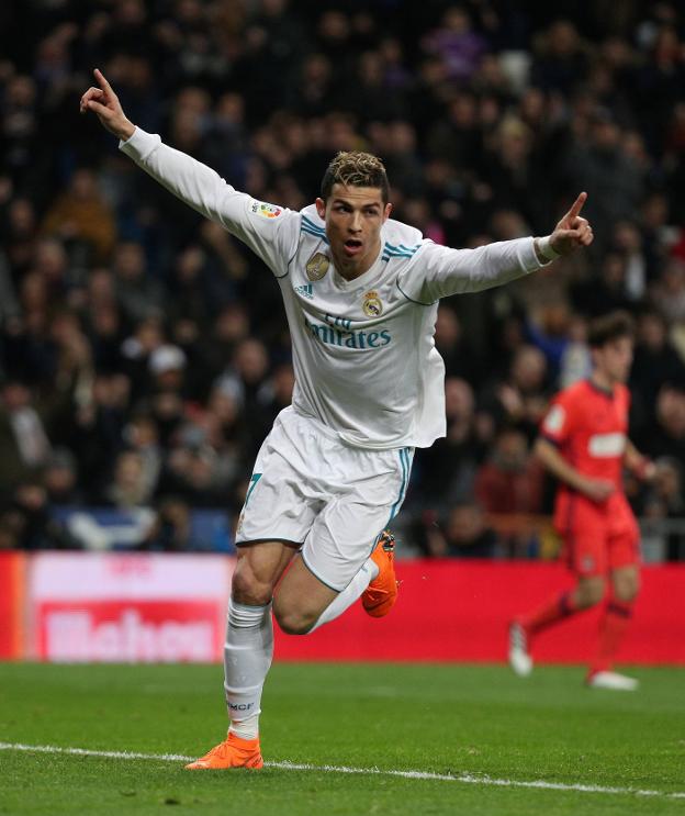 Cristiano Ronaldo celebra su tercer gol a la Real Sociedad. :: REUTERS