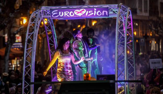 Carroza de animación sobre Eurovisión que abría el desfile. :: j.r.