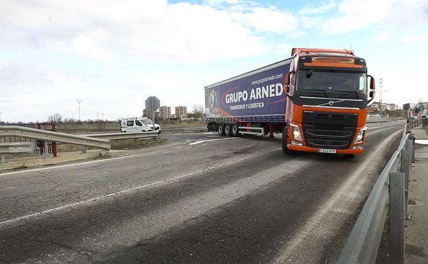 Invadiendo la LR-134 en Calahorra . El camión, ante la falta de radio de giro, ocupa los dos carriles de la autonómica que une Calahorra y Arnedo para poder acceder al peaje de la autopista. 